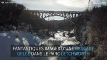 Une cascade gelée filmée par un drone dans l'État de New York