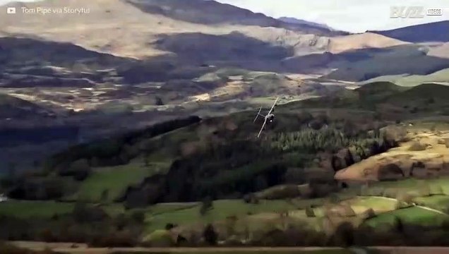 Un Airbus réalise des acrobaties périlleuses à basse altitude