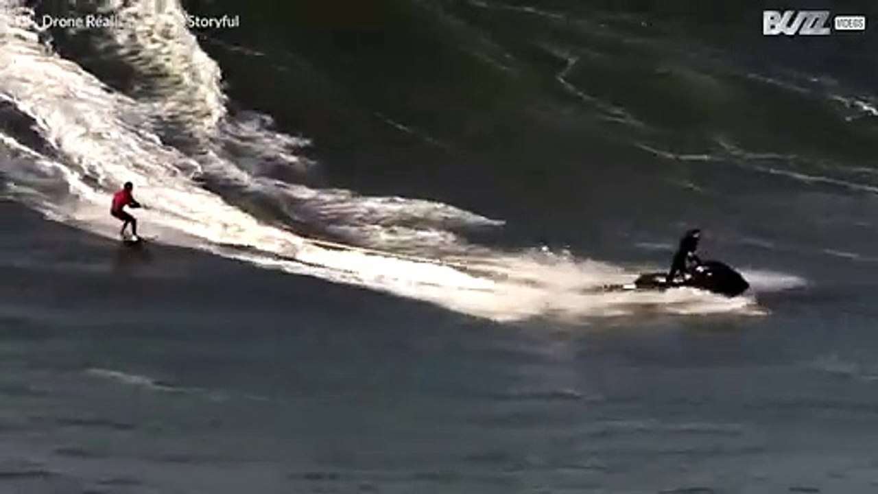 Un surfeur défie les immenses et terrifiantes vagues de Nazaré
