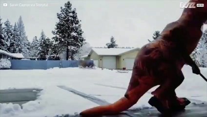 Ce T-Rex est un pro du déneigement