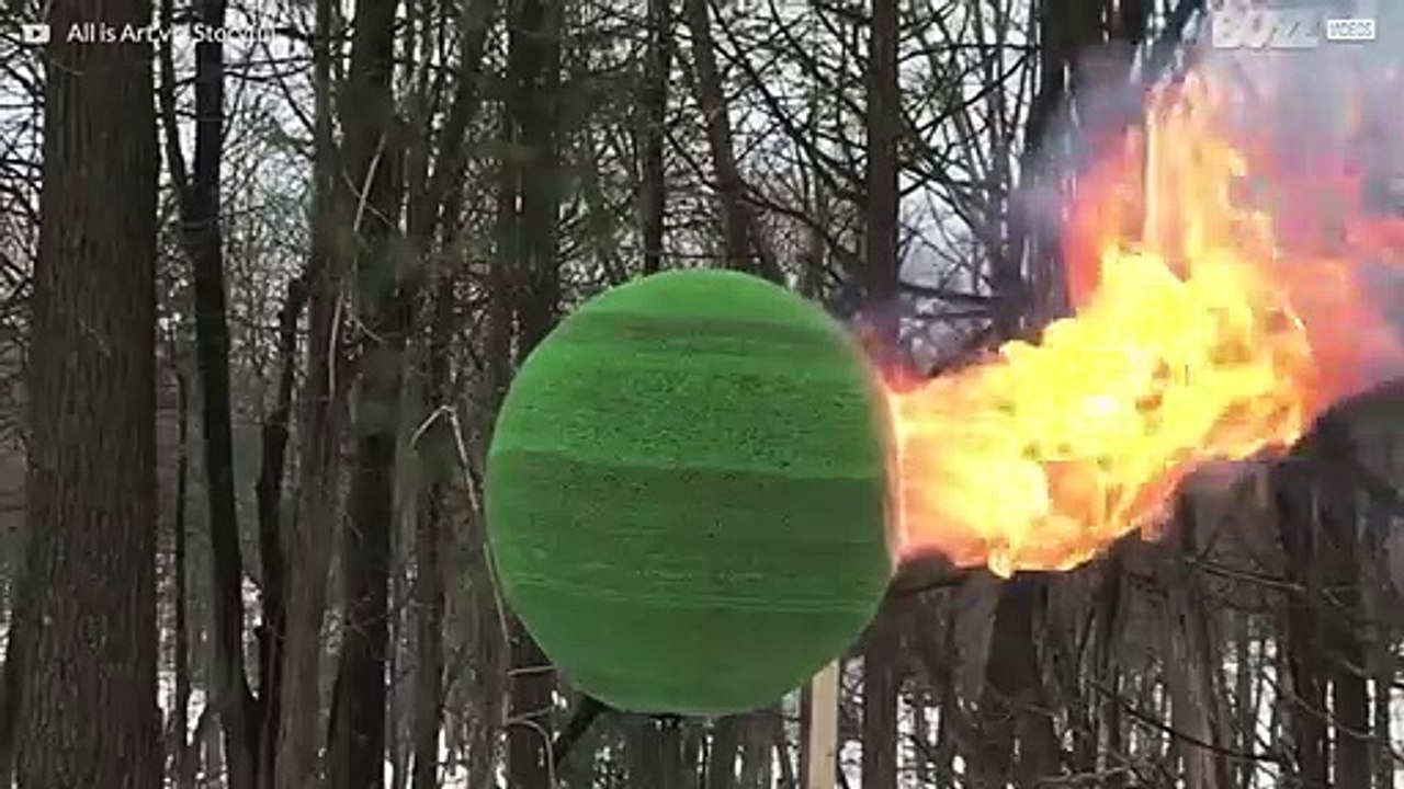 Regardez cette balle faite de 42 000 allumettes partir en flammes!