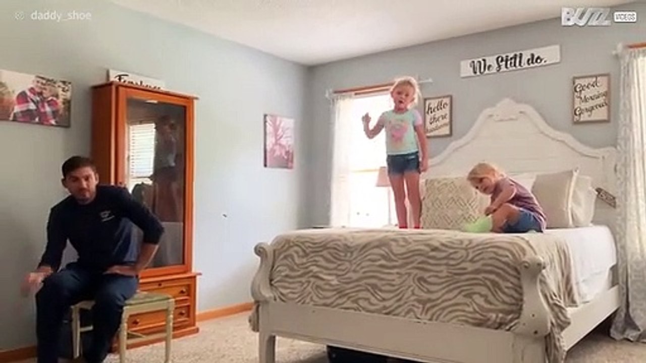 Une fillette s'essaie au salto et tombe la tête la première