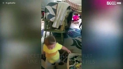 Ce petit se prend un mur en jouant dans sa cabane couverture