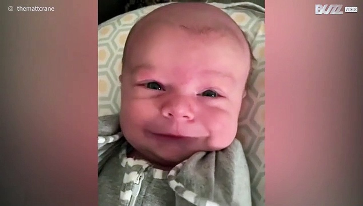 Le sourire charmeur d'un bébé plein de joie