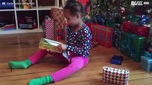 Un grand-père fait une farce à sa petite fille le jour de Noël