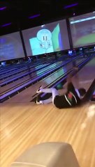 سقوط مروع لشاب في صالة بولينج بسبب كرة