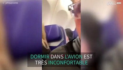 Une passagère dort de façon étrange dans l'avion