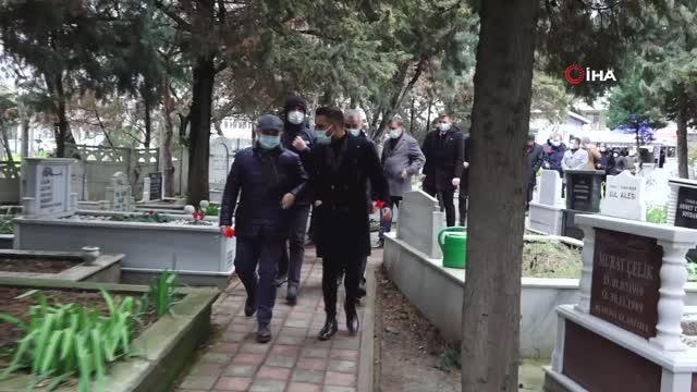 Türk halk müziği sanatçısı Emre Saltık vefatının 4'üncü yılında kabri başında anıldı