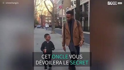 Un oncle enseigne à son neveu une démarche stylée