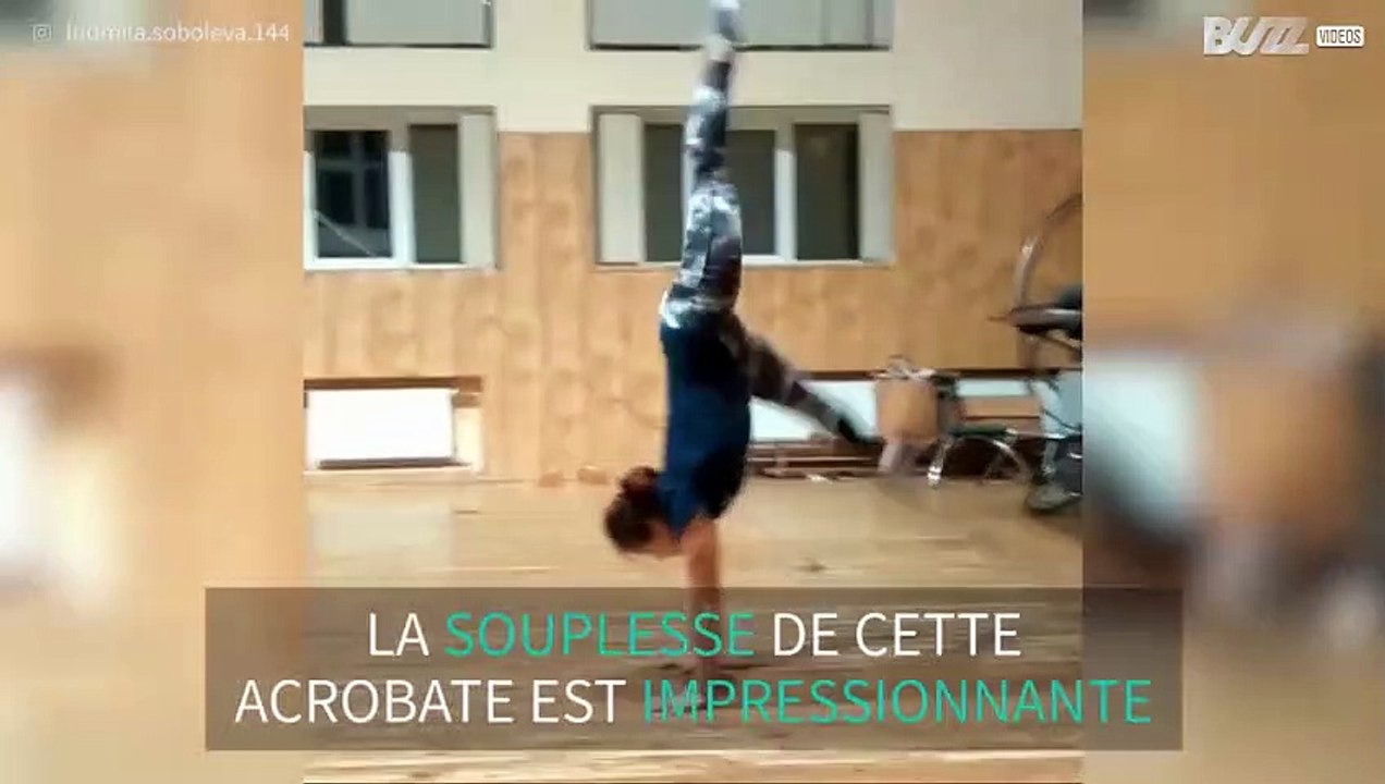 Une acrobate incroyablement souple