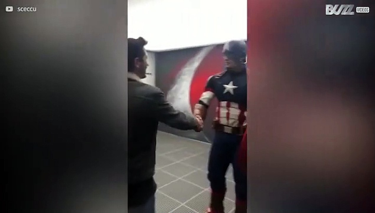 Cet homme est très excité à l'idée de voir Captain America