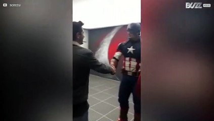 Cet homme est très excité à l'idée de voir Captain America