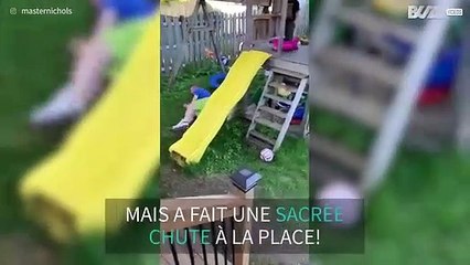 Gros raté sur un toboggan d'enfant