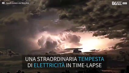 Incantevole tempesta di luci illumina il cielo australiano