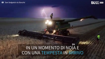 Uomo danza con una tempesta di fulmini in arrivo