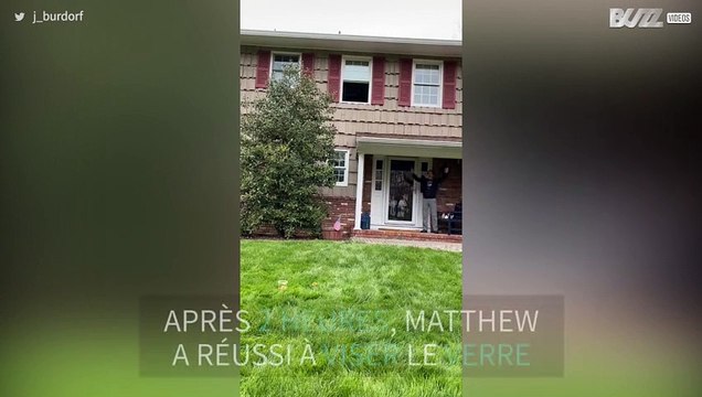 Une balle de golf lancée du 1er étage atterrit dans un verre