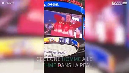 Un vendeur de pop-corn fait le show en plein stade