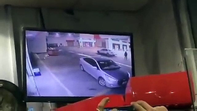 كاميرا مراقبة ترصد سرقة سيارة مواطن في ينبع أمام عينه