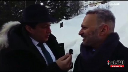 قرقاش من دافوس منزعج من الذباب على تويتر