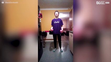 Il jongle avec des balles... derrière le dos!
