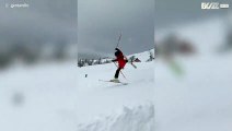 Ski: il rate son saut et se retrouve enfoui dans la neige!