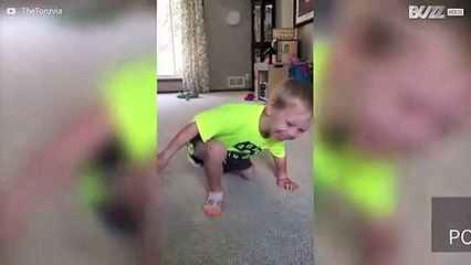 Ce petite garçon envoie le ballon dans la tête de son père