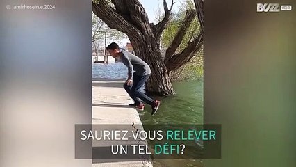 Son acrobatie lui fait frôler l'eau sans y tomber !