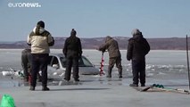 فيديو: السلطات الروسية تحذر صيادي الأسماك من القيادة على الجليد