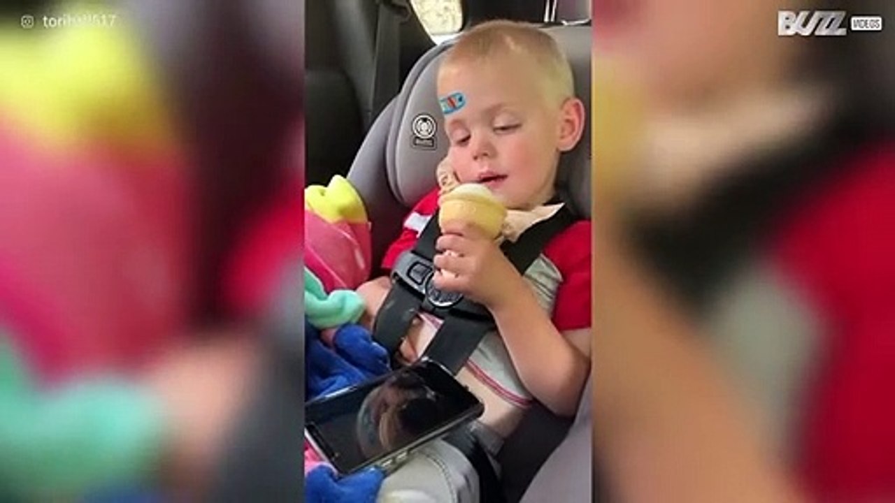 Ce garçon s'endort en mangeant sa glace
