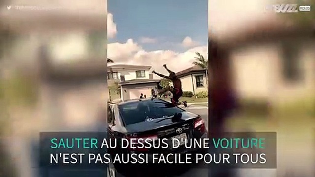 Un saut complètement fou au dessus d'une voiture