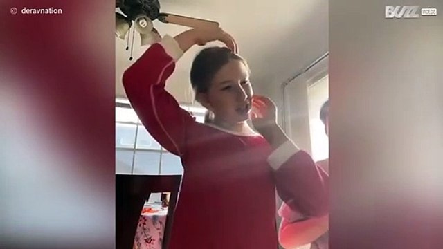 Une fille piège son frère en faisant croire qu'il lui a brisé la nuque