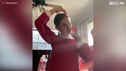 Une fille piège son frère en faisant croire qu'il lui a brisé la nuque