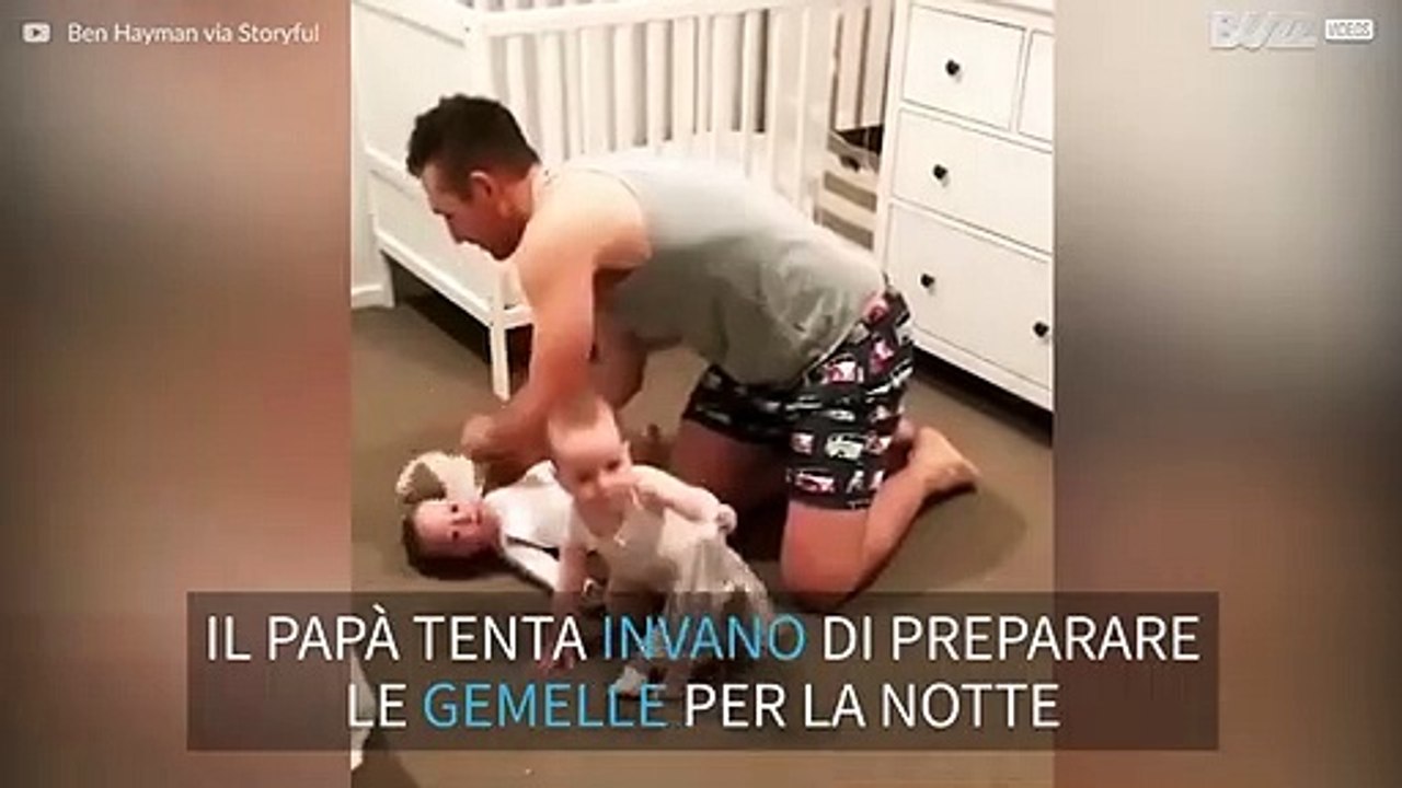 Sfida doppia per papà: vestire le gemelline per la buonanotte!