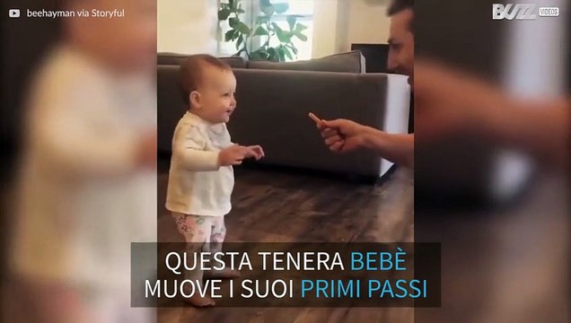 Bimba muove i primi passi motivata da una patata fritta