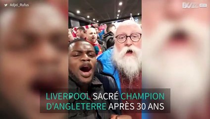 Les supporters de Liverpool chantent l'hymne du club