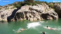 Ce jeune fait un plongeon impressionnant depuis le haut d'un pont