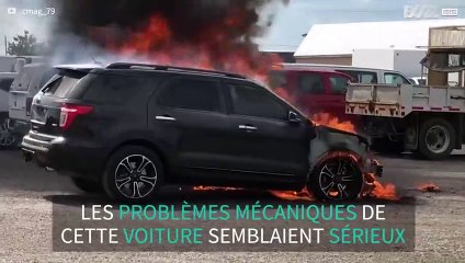 Cette voiture en panne prend feu sur un parking