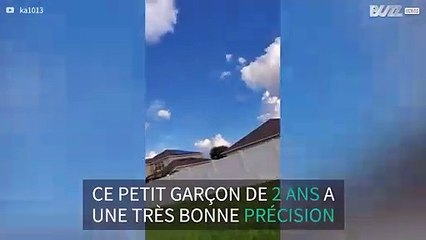 Ce petit garçon frappe son papa à la tête avec une balle