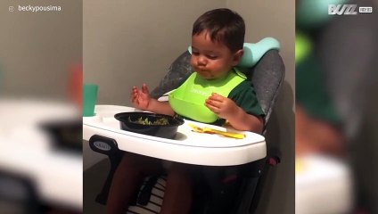 Ce bébé s'endort en plein repas