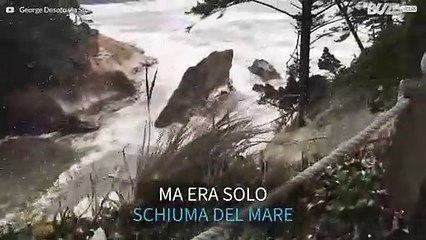 Vento solleva la schiuma del mare e sembra che nevichi!