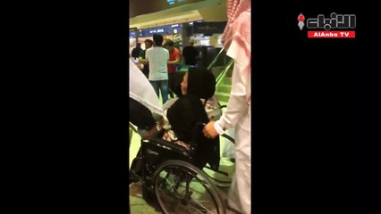 أسرة سعودية تودع خادمتها بالدموع