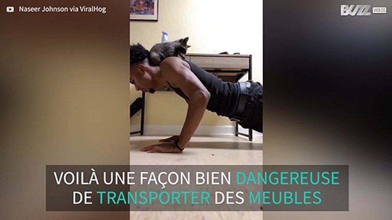 Le conducteur de ce camion transporte dangereusement des meubles