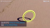 Disco volante ruota da solo sulla spiaggia