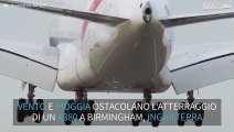 Aereo atterra di lato a Birmingham, Inghilterra