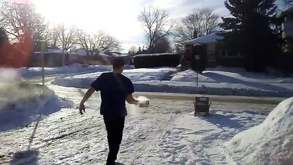 القاء الماء المغلي في درجة حرارة 34 تحت الصفر