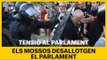  Els mossos desallotgen els manifestants al Parlament