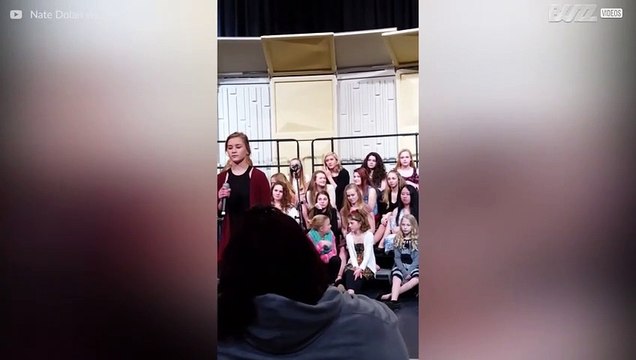 Ragazza lascia tutti a bocca aperta con la sua voce!