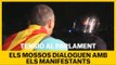  Els mossos dialoguen amb els manifestants al Parlament