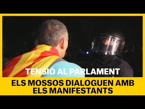 Els mossos dialoguen amb els manifestants al Parlament