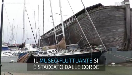 Vento forte spinge museo fluttuante contro le barche